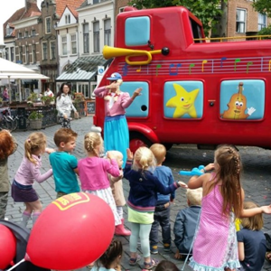 Wielen van de bus op locatie