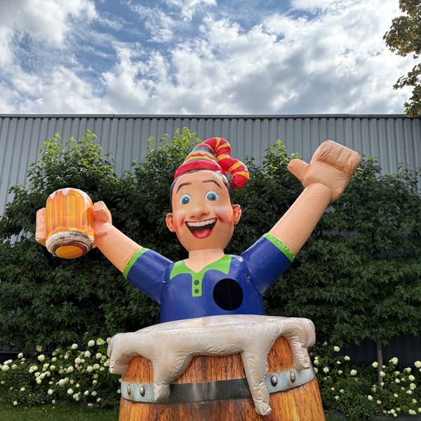 abraham pop in biervat opblaas abraham in vat