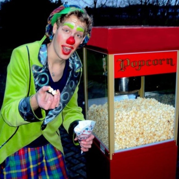 Clown met popcorn