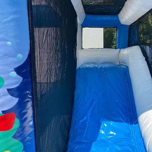 springkussen winter thema met glijbaan