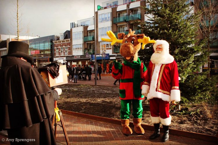 Rondlopende Kerstman met rendier