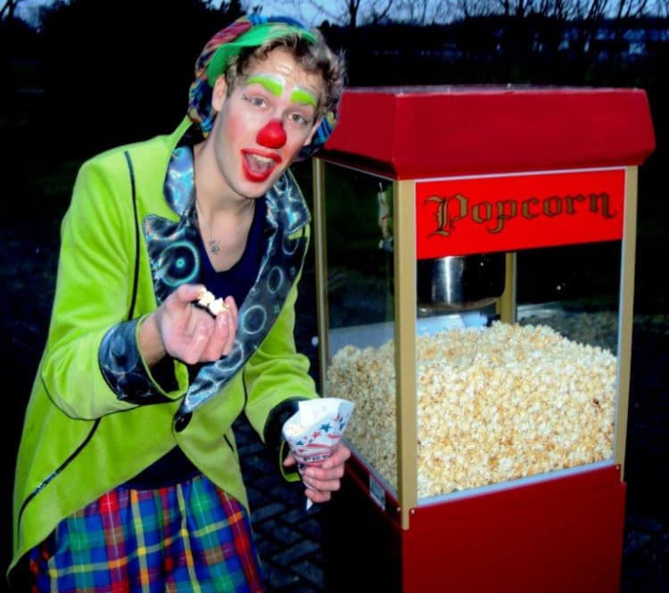 clown met popcorn stand