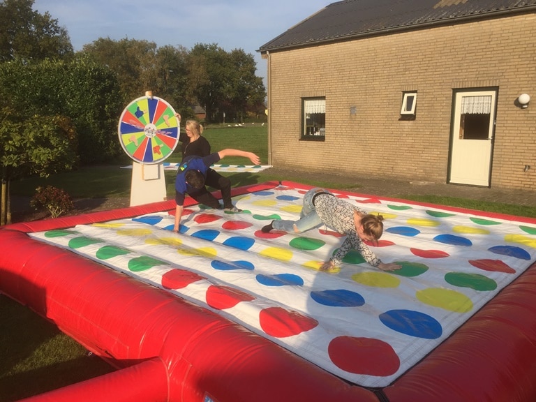 Doorzichtig leg uit Neuropathie Opblaasbaar Twister huren? Attractieverhuur Partyhome heeft het