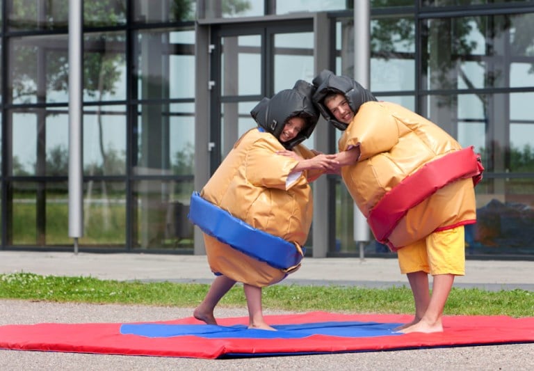 Sumoworstelen voor kinderen verhuurt dé sumo pakken